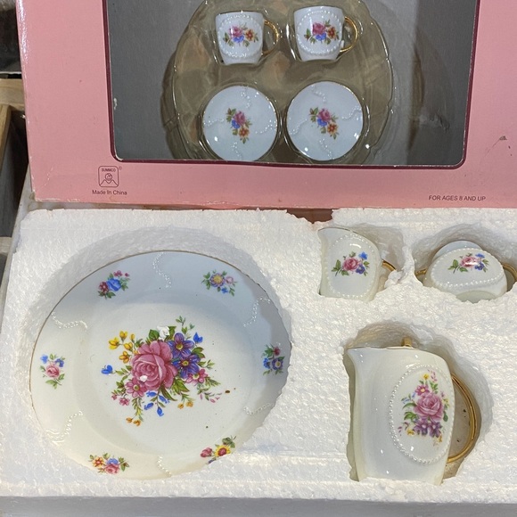 Floral Porcelain Tea Set with Gold Accents - Picture 5 of 6